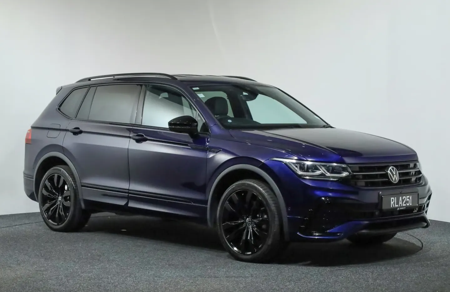 Volkswagen Tiguan R-Line 2024 — вид спереду справа